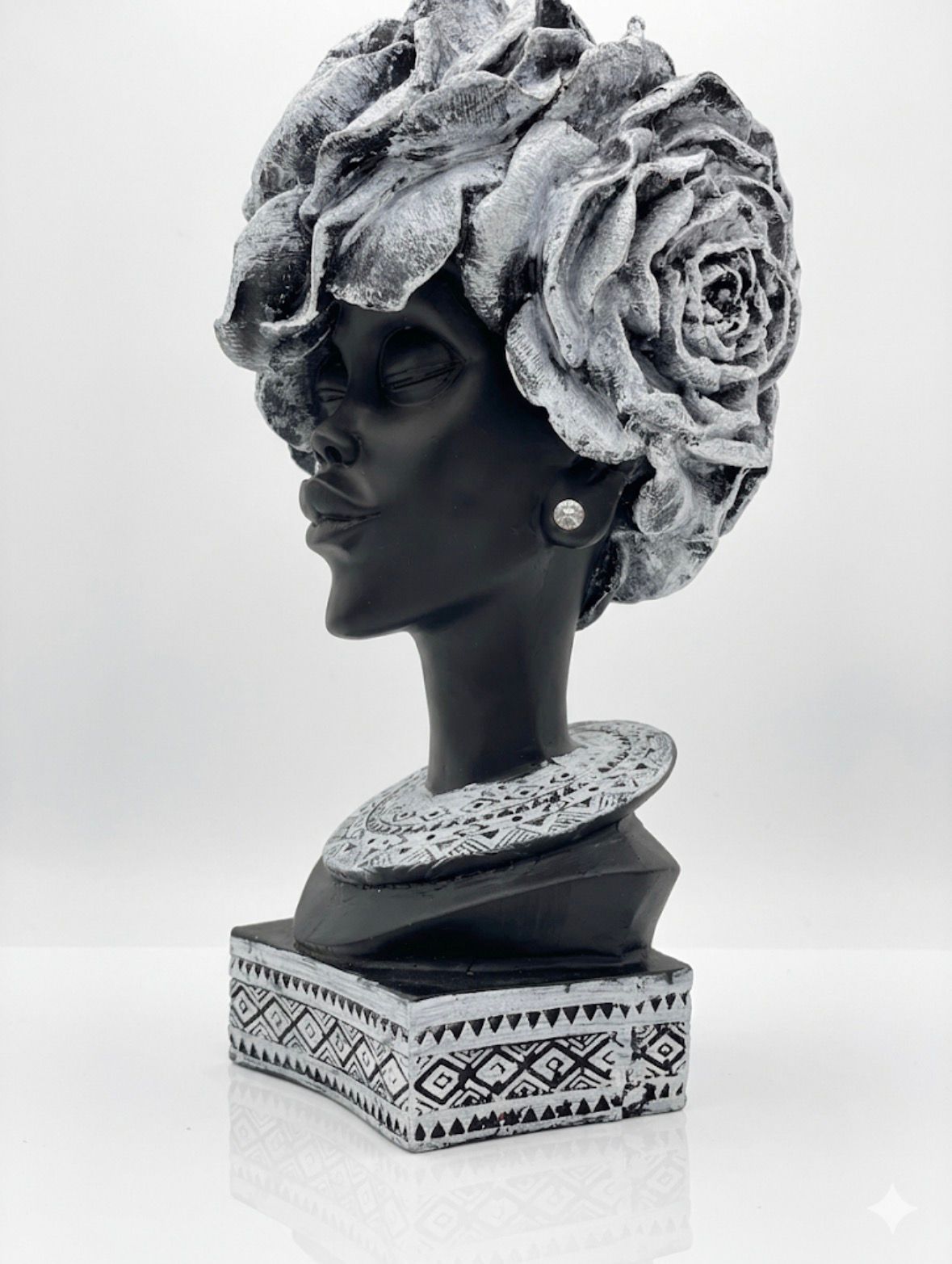 ELEGANT WOMAN BUST STATUE